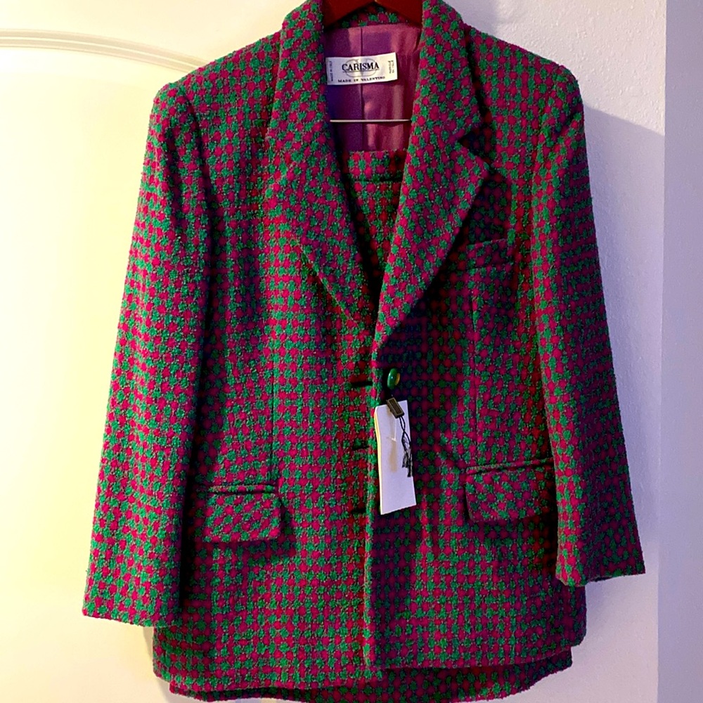 Beautiful tweet suit